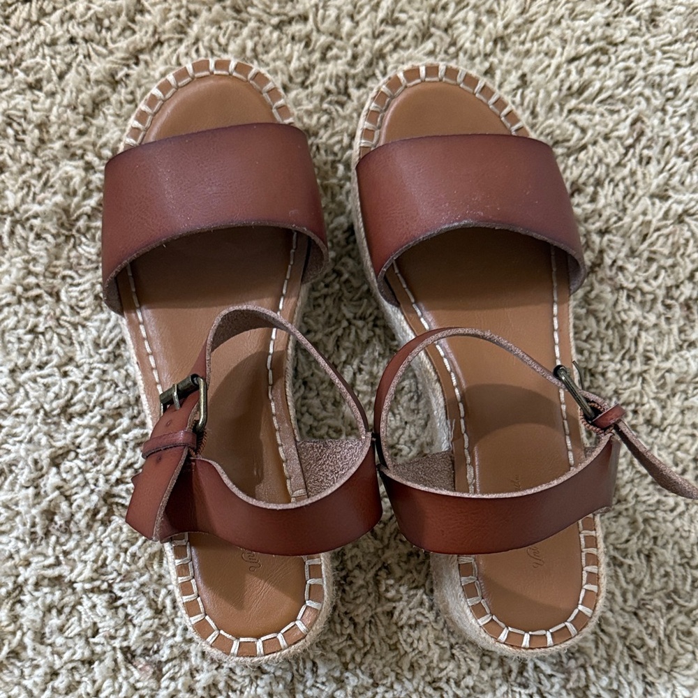 Universal Thread Brown Wedges